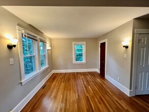 51 Alger Ave in East Greenwich, RI - Building Photo - Building Photo