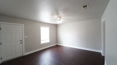 313 E Columbia St in Weatherford, TX - Building Photo - Building Photo