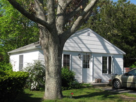 24 Penny Ln in Hampton Bays, NY - Foto de edificio - Building Photo