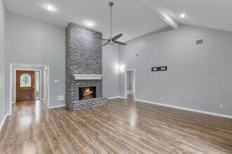 5622 Woodland Creek Dr in Houston, TX - Foto de edificio - Building Photo