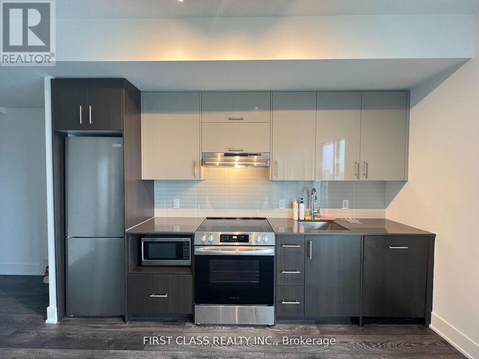 188 Fairview Mall Dr in Toronto, ON - Building Photo