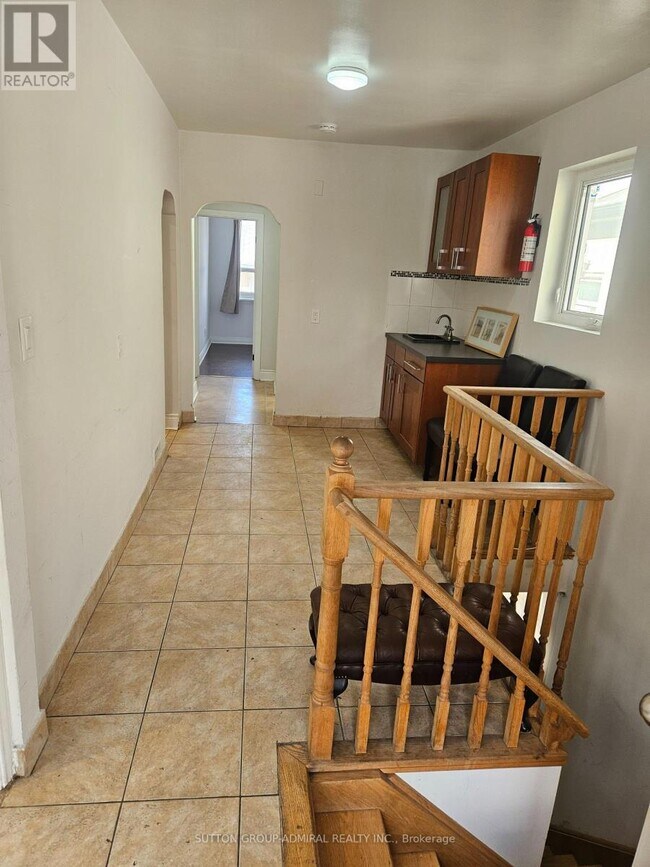 32 Belgravia Ave in Toronto, ON - Building Photo - Building Photo