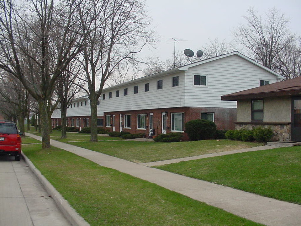 Dove Street Townhomes in Oshkosh, WI - Foto de edificio