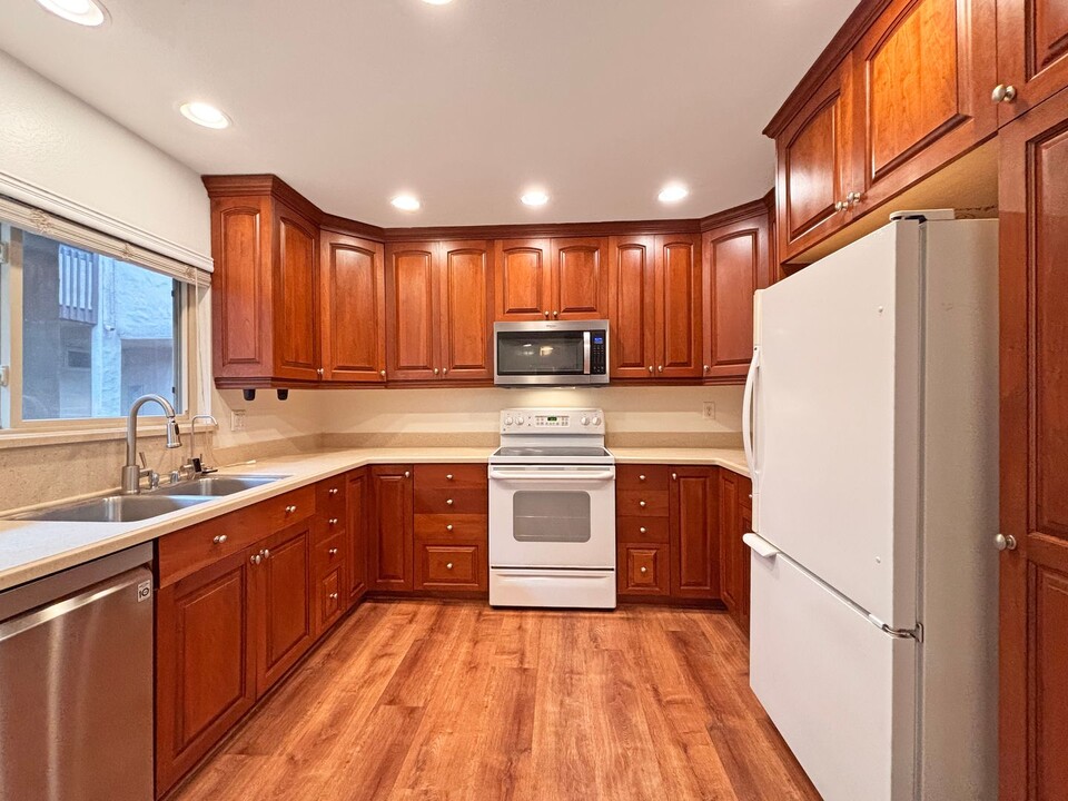 2540 Clairemont Dr in San Diego, CA - Building Photo