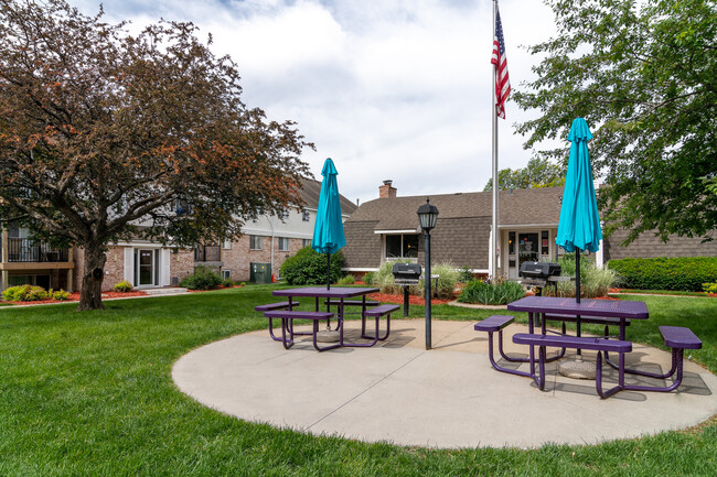 Country Club Apartments in Lincoln, NE - Building Photo - Building Photo