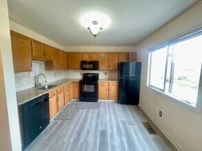 489 Wolcott St in Bristol, CT - Foto de edificio - Building Photo