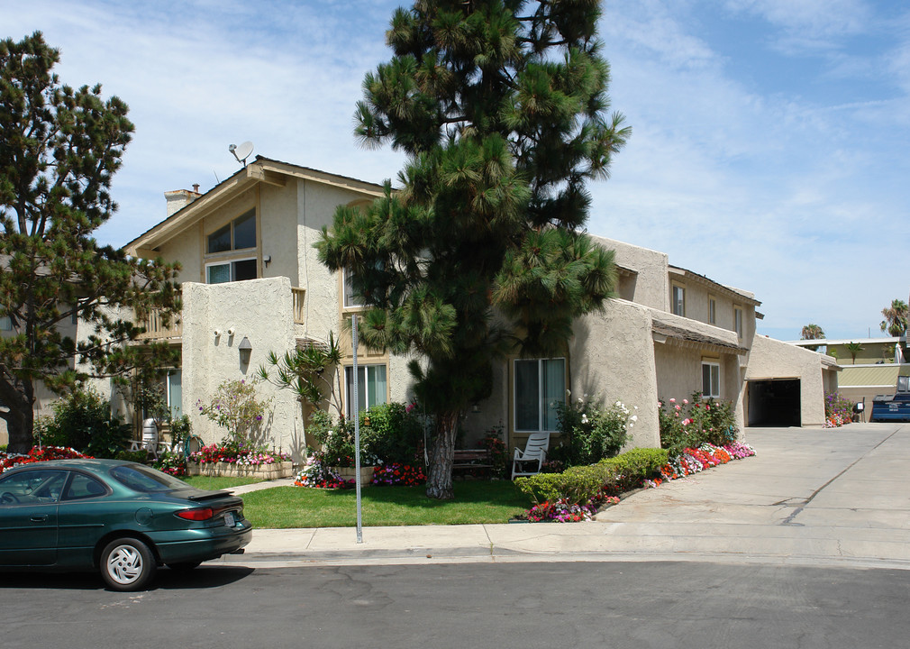 4921 Charlene Cir in Huntington Beach, CA - Building Photo