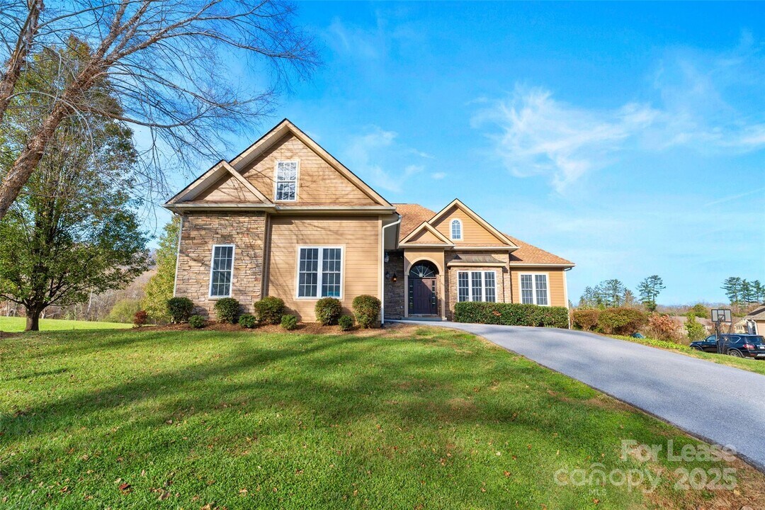 160 Fairway Falls Rd in Mills River, NC - Building Photo