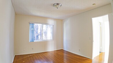 447 W Elk Ave in Glendale, CA - Foto de edificio - Building Photo