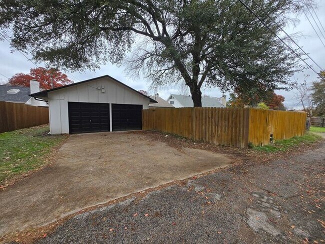 2012 Ebbtide Ln in Dallas, TX - Building Photo - Building Photo