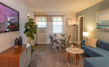 Lothian and Oakridge Apartments in Baltimore, MD - Building Photo - Interior Photo