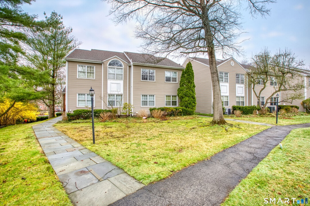 51 Old Kings Hwy in Greenwich, CT - Building Photo