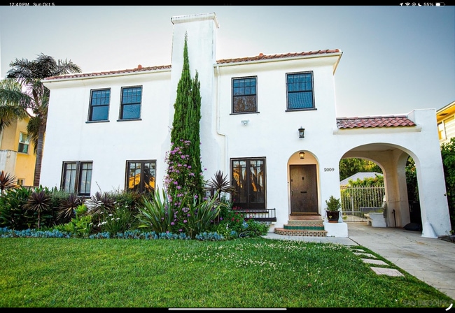 2009 S Victoria Ave in Los Angeles, CA - Building Photo - Building Photo