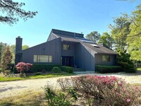 5 Honeysuckle Ln in East Quogue, NY - Building Photo - Building Photo