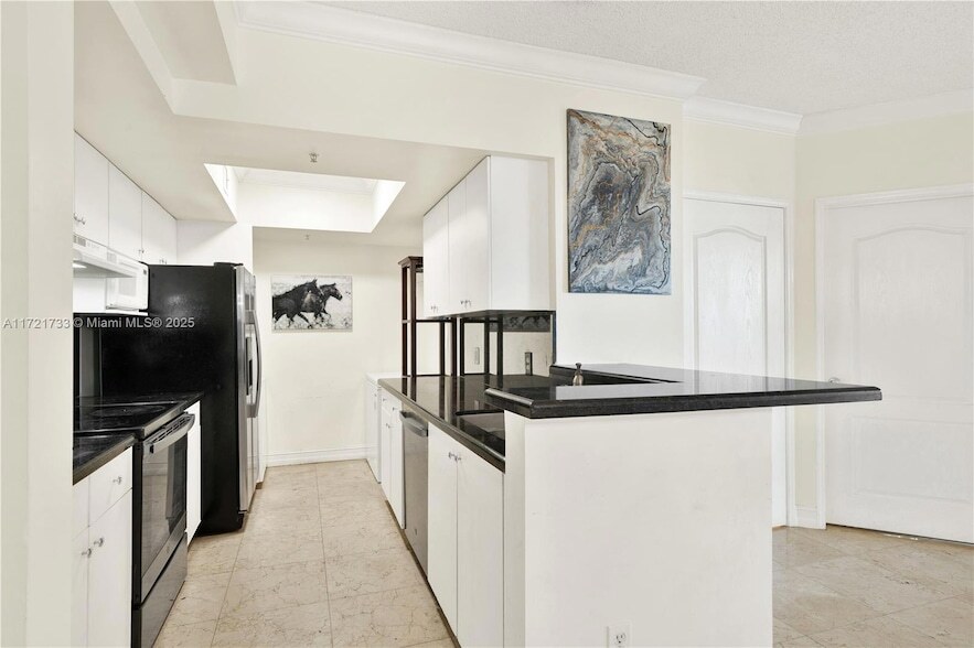 5077 NW 7th St, Unit 508 in Miami, FL - Building Photo