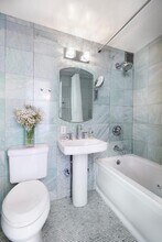 30 E 37th St in New York, NY - Building Photo - Building Photo