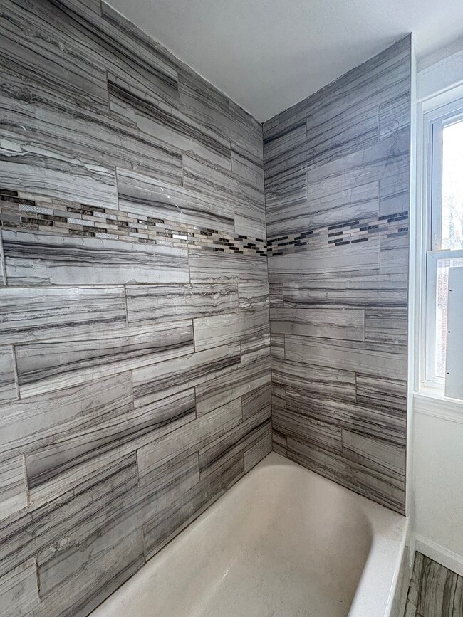 7040 Aberdeen Rd in Upper Darby, PA - Foto de edificio - Building Photo