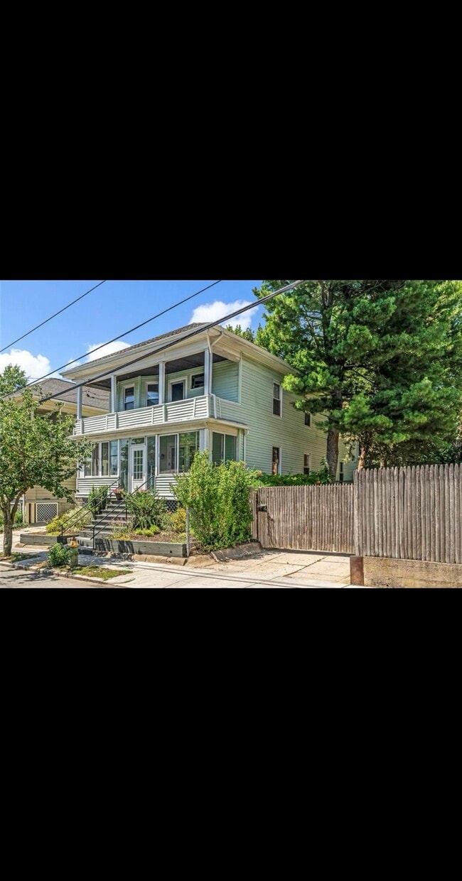 207 Jewett St, Unit 1 in Providence, RI - Foto de edificio - Building Photo
