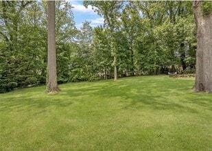 27 Woods Ln in Scarsdale, NY - Foto de edificio - Building Photo