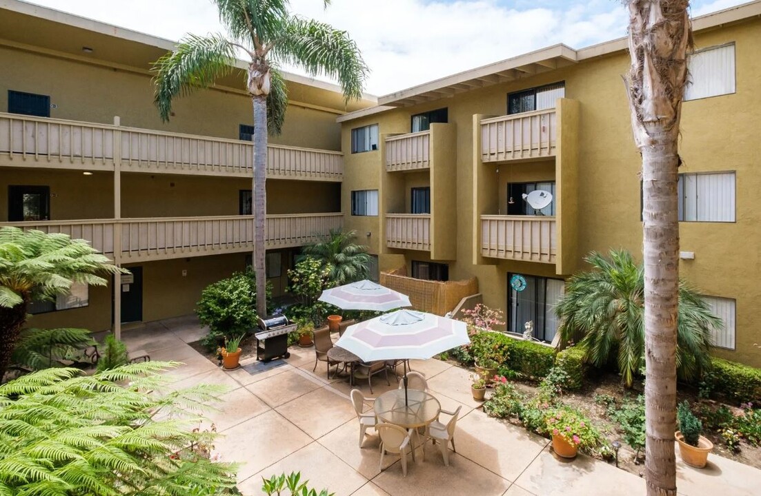 Jefferson House I Senior Community in Carlsbad, CA - Foto de edificio