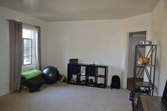 614 Hollister Rd in Woodland, CA - Building Photo - Building Photo