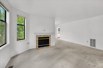 4071 220th Pl SE in Issaquah, WA - Building Photo - Building Photo