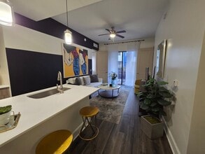 8185 NW 42nd St, Unit B2 in Doral, FL - Building Photo - Building Photo