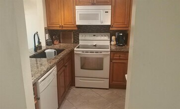 9230 Lagoon Pl, Unit 406 in Davie, FL - Building Photo - Building Photo