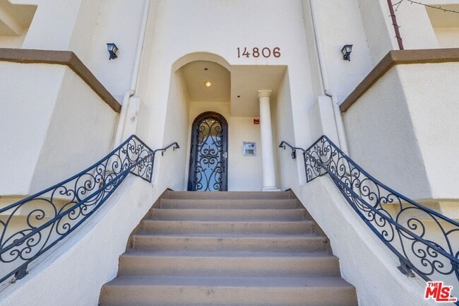 14806 Burbank Blvd in Los Angeles, CA - Building Photo - Building Photo