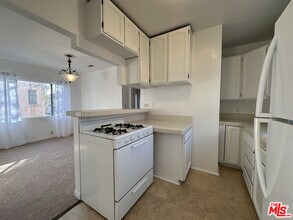 6069 1/2 Cashio St in Los Angeles, CA - Building Photo - Building Photo