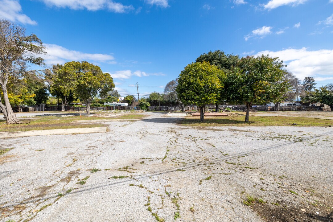 Woodland Creek Mobile Home Park in East Palo Alto, CA - Building Photo