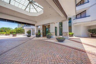 6075 Pelican Bay Blvd in Naples, FL - Building Photo - Building Photo