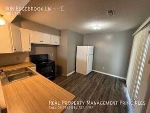 908 S Edgebrook Ln in Olathe, KS - Building Photo - Building Photo