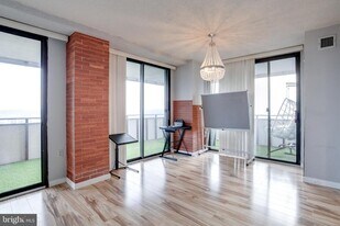 250 S Reynolds St in Alexandria, VA - Building Photo