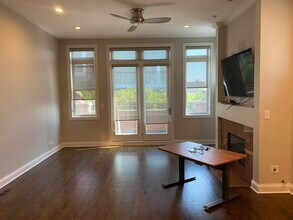 1116 W Hubbard St, Unit 4W in Chicago, IL - Building Photo - Building Photo