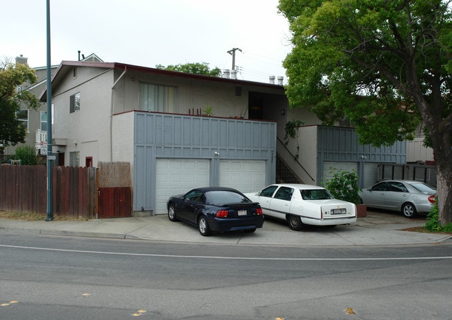 7330 Rainbow Dr in Cupertino, CA - Foto de edificio - Building Photo