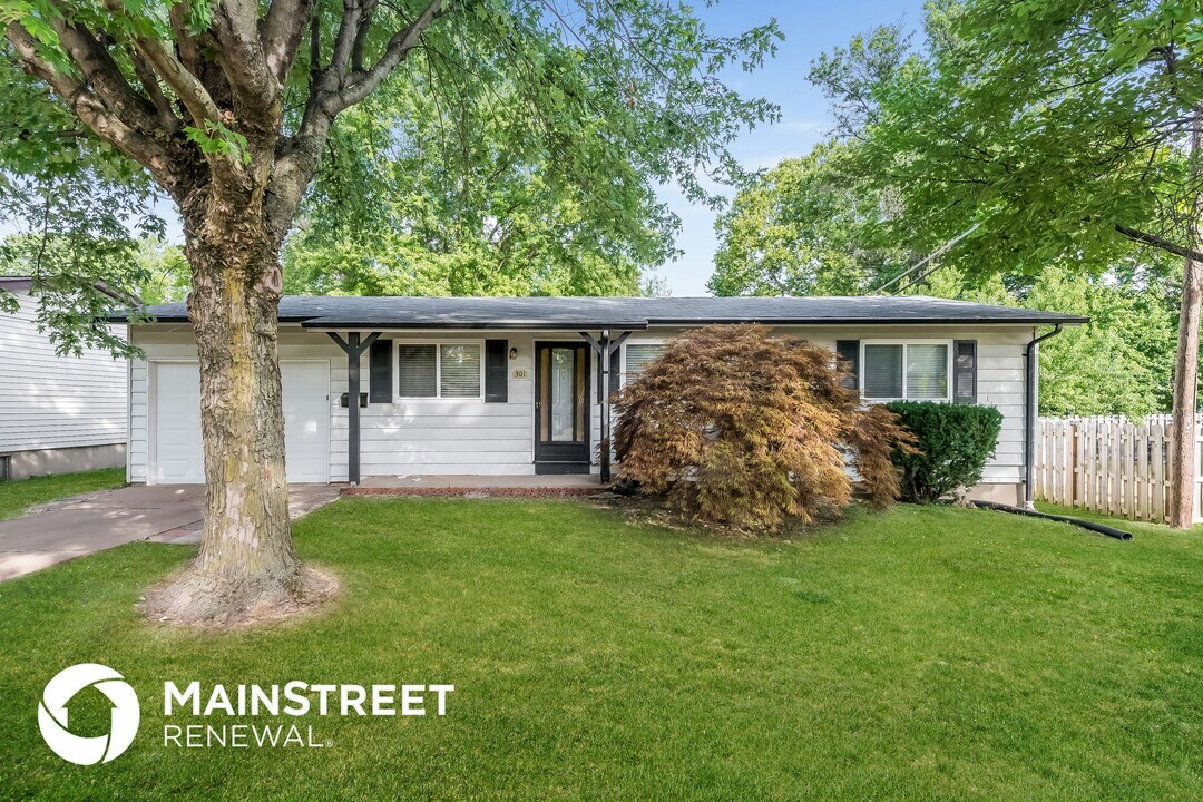 301 Imperial Dr in Hazelwood, MO - Foto de edificio