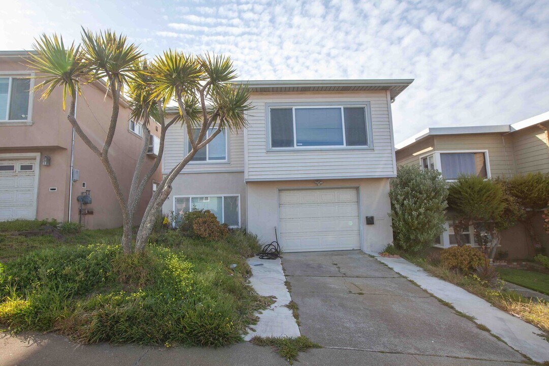 62 Seacliff Ave in Daly City, CA - Building Photo