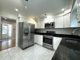 92 Woodcliff Rd, Unit 4 Apartments