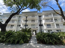 445 SW 11th St, Unit 104 in Miami, FL - Building Photo