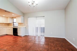 241 NE 10th Ave in Cape Coral, FL - Building Photo - Building Photo