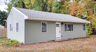 13 Loralee Dr in Colonie, NY - Building Photo