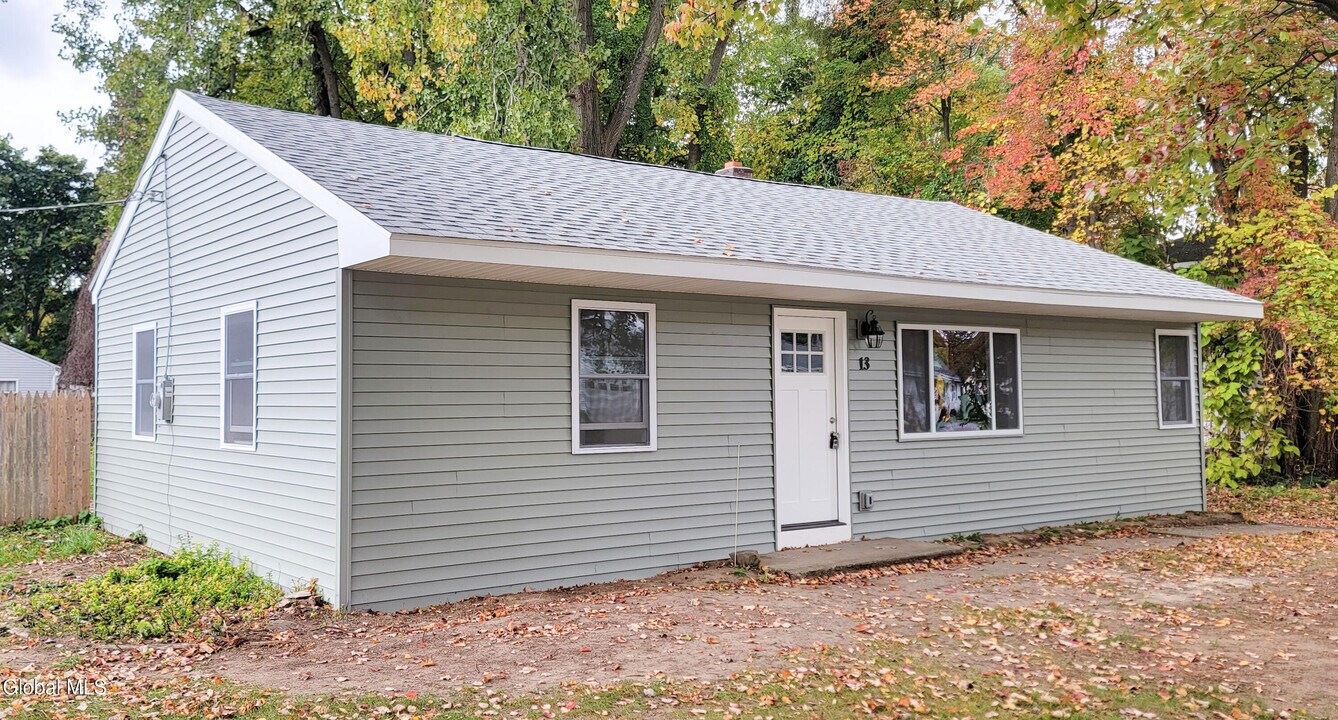 13 Loralee Dr in Colonie, NY - Building Photo