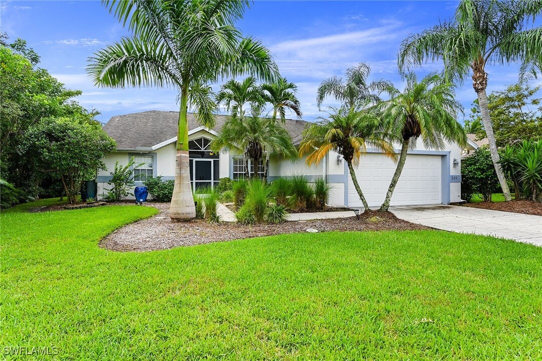 589 Lambton Ln in Naples, FL - Foto de edificio