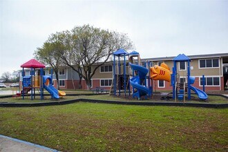 5635 W César E Chávez Blvd in San Antonio, TX - Building Photo - Building Photo