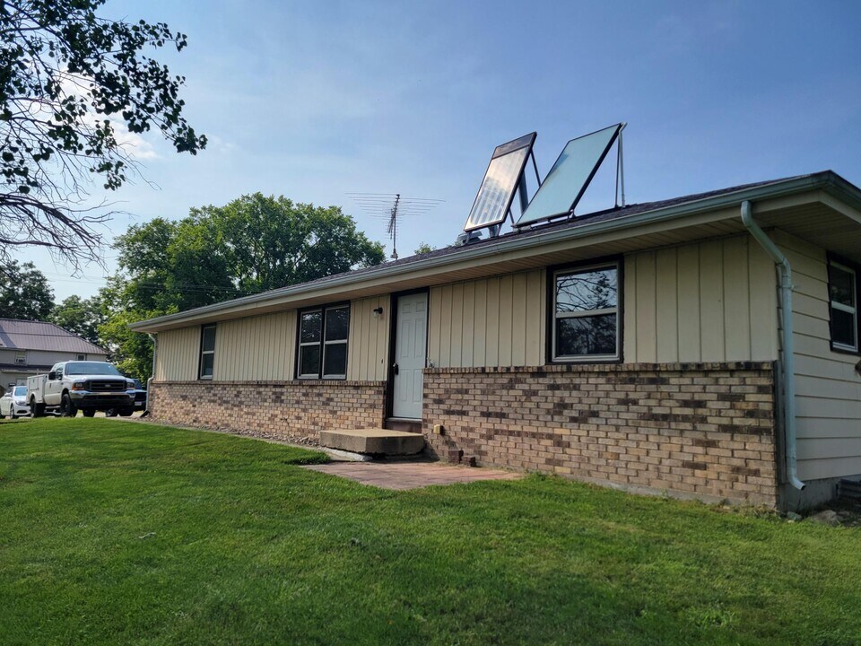 205 Sharon St in Darien, WI - Building Photo