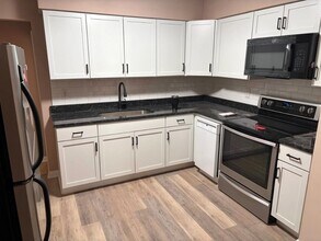 5209 Eugene Way in Louisville, KY - Foto de edificio - Building Photo