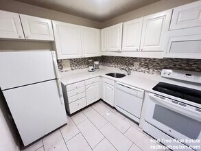 101 Monmouth St, Unit 104 in Brookline, MA - Foto de edificio - Building Photo