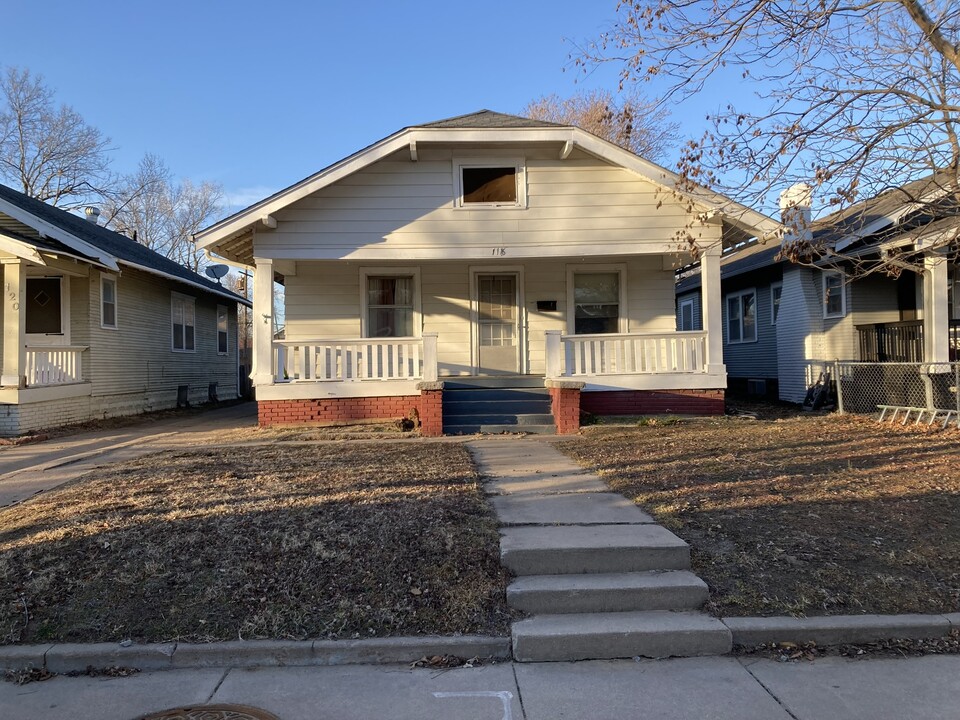 118 W 17th Ave in Hutchinson, KS - Building Photo