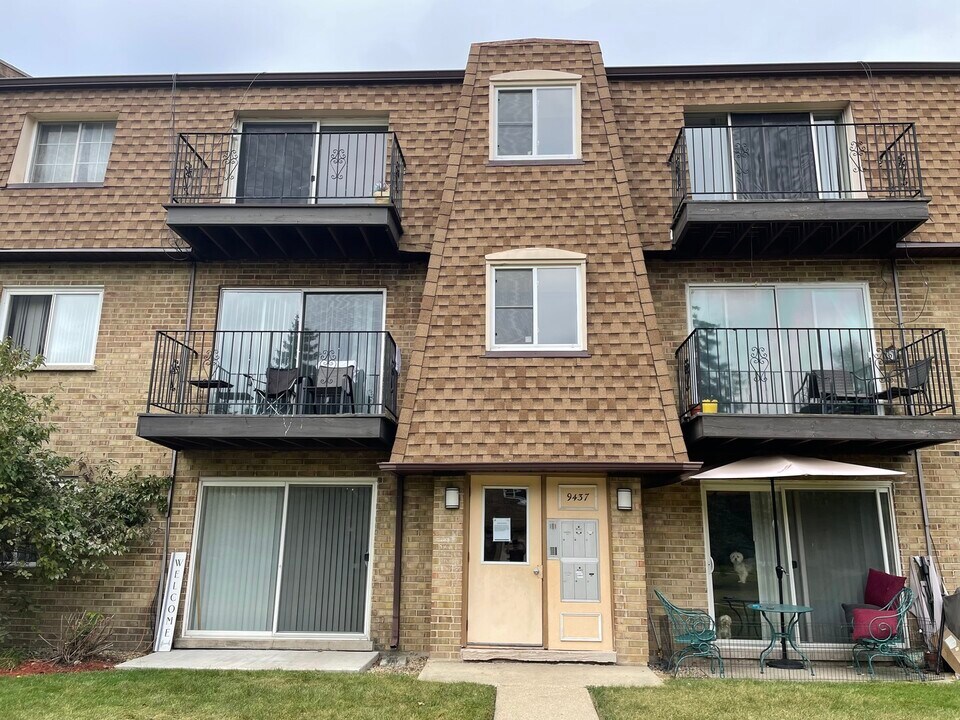 9437 Bay Colony Dr in Des Plaines, IL - Building Photo